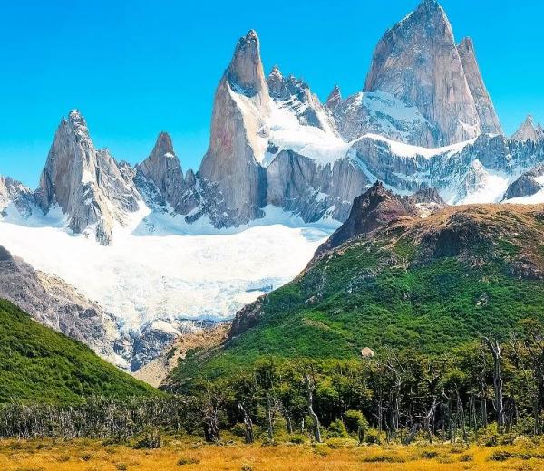 In Chile treffen sich bei ihrer Südamerika Kreuzfahrt auf viele grünen Wälder und schneebedeckte Gebirgsketten (Patagonien).